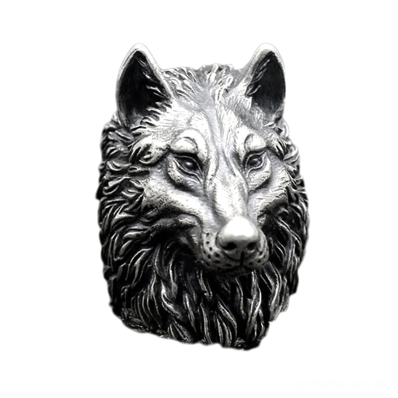 Gothic Wolf Statement Ring in leicht angewinklter Frontalansicht zeigt Texturdetails, realistische Augen und Nase sowie feines geschnitztes Fellmuster