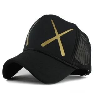 Schwarze gotische Mesh-Baseball-Kappe mit goldenem XX-Kreuzdruck, vordere schrägwinkelansicht mit 5-Panel-Trucker-Design und verstellbarem Mesh-Rücken, Alternative Kopfbedeckung