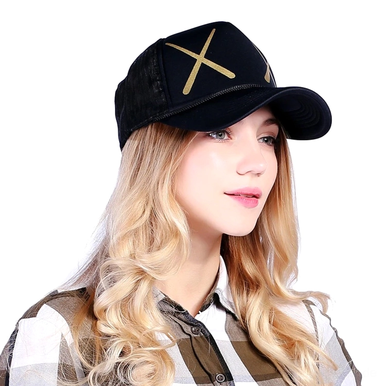Frau trägt schwarze gotische XX Mesh-Baseball-Kappe mit goldenem Kreuzdruck, Seitenporträt-Ansicht mit alternativer Stil-Ästhetik und perfekter Passform-Demonstration