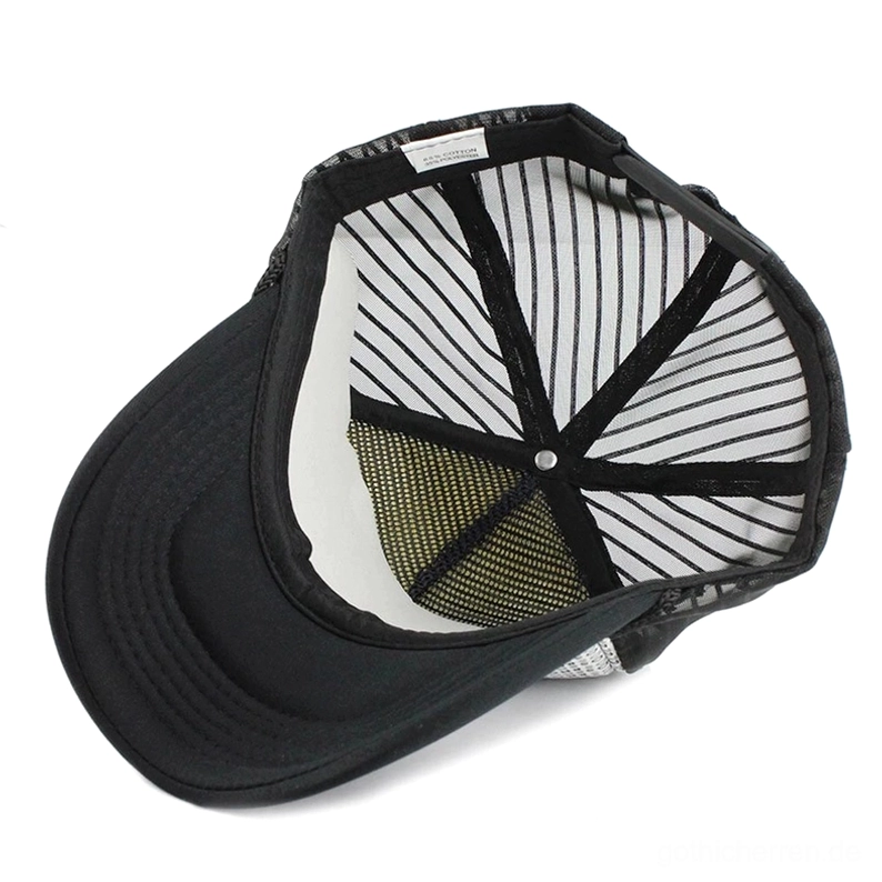 Nahaufnahme des Inneren einer gotischen Mesh-Baseball-Kappe mit atmungsaktivem Mesh-Futter, Metallösenknopf-Verstellmechanismus und gepolstertem Innensaum