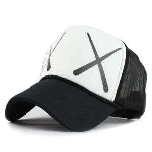 Weiße und schwarze gotische Trucker-Kappe mit XX-Muster-Druck, Studio-Frontwinkel mit sichtbaren Mesh-Seitenpaneelen und strukturiertem Krönchen, Alternative Gothic Cap