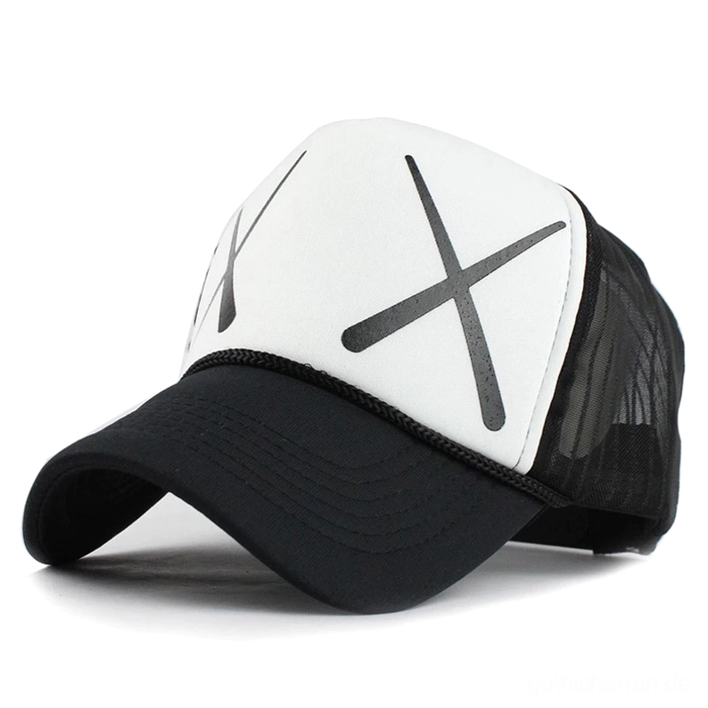 Weiße und schwarze gotische Trucker-Kappe mit XX-Muster-Druck, Studio-Frontwinkel mit sichtbaren Mesh-Seitenpaneelen und strukturiertem Krönchen, Alternative Gothic Cap
