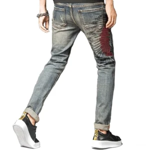 Hinteransicht alternative gothische zerrissene Denim Jeans für Herren, mit Rückenstickerei, geraffelte Knöchel und Vintage-Blau-Waschung, Distressing-Effekte