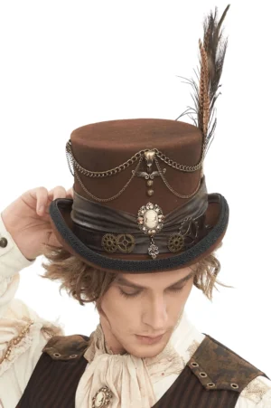 Gothic Zylinder braun mit Pfauenfeder, Messingzahnrädern und Kamee-Brosche, Frontal-Dreiviertel-Ansicht auf Modell
