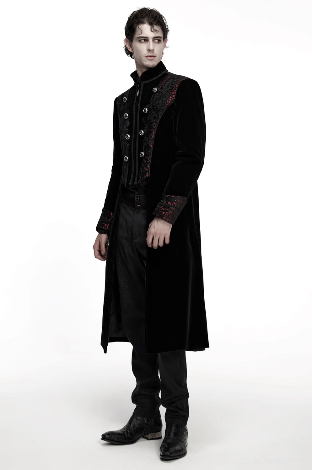 Overhead-Styled Ansicht des schwarzen Samtmantels zeigt Bestickungsdetails ornamentale Muster und luxuriöse Samtfasertextur des Palace-Gothic-Coats