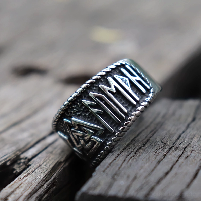 Gothischer Edelstahl nordischer Runenmotiv Ring schräge Holzoberfläche - Runengravierungen und texturiertes Finish sichtbar