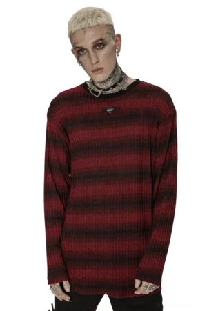 Gothischer rot-schwarzer Striped Ribbed Herren-Pullover mit Metall-Dreieck-Badge Vorderansicht auf männlichem Model in Frontalperspektive