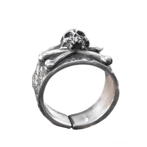 Draufsicht 999er Sterlingsilber Gothic-Totenkopf-Ring mit gehämmerter Oberflächentextur und gealtertem Silberfinish – Seitenansicht Detail