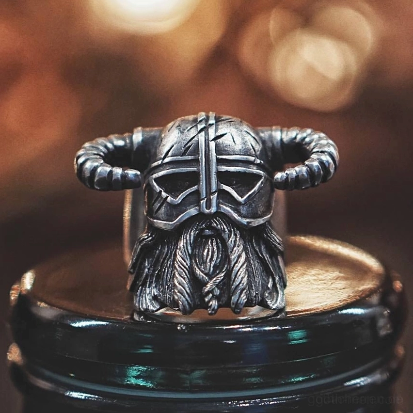 Gothischer Viking Kriegerring Frontansicht – detaillierter geschnitzter Bart und Helm mit markanter Architektur