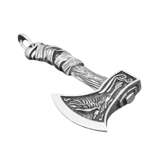 Antik-silberner gotischer Viking-Axt-Anhänger mit feiner Rabengravur und strukturiertem Wickelgriff, schräge Aufsichtsansicht zeigend