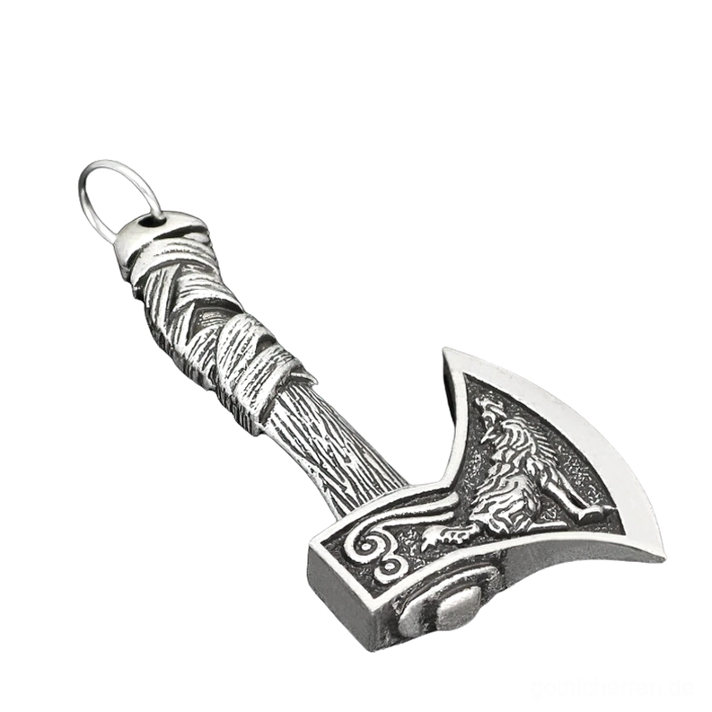 Antik-silberner Viking-Axt-Anhänger mit geschnitzter Wolfsgravur und strukturiertem Wickelgriff, linke schräge Ansicht