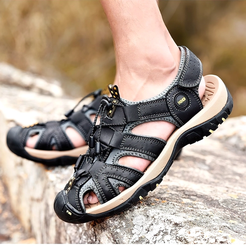 Gotische Ledersandalen auf männlichem Fuß auf felsigem Outdoor-Gelände, Demonstration der rutschfesten robusten Laufsohle für Outdoor-Performance