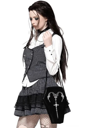 Gotische sargförmige Schultertasche getragen von Modell in dunklem Gothic-Outfit mit Netzstrümpfen und viktorianischer Lolita-Koordination, Dreiviertelansicht