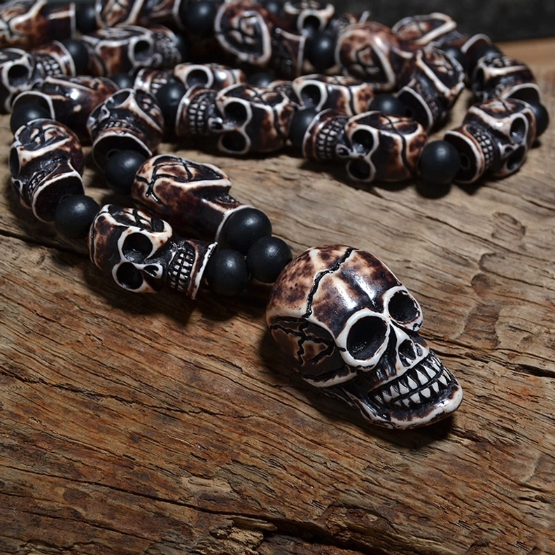 Nahaufnahme der gotischen Totenkopf-Halskette – Anhänger mit anatomisch geschnitzten Gesichtszügen und Schädeldetails