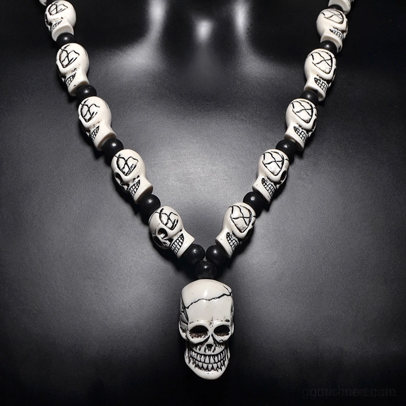 Hauptproduktfoto der gotischen Totenkopf-Perlenkette – Premium-Kunstharz Memento-Mori-Halskette mit großem Anhänger