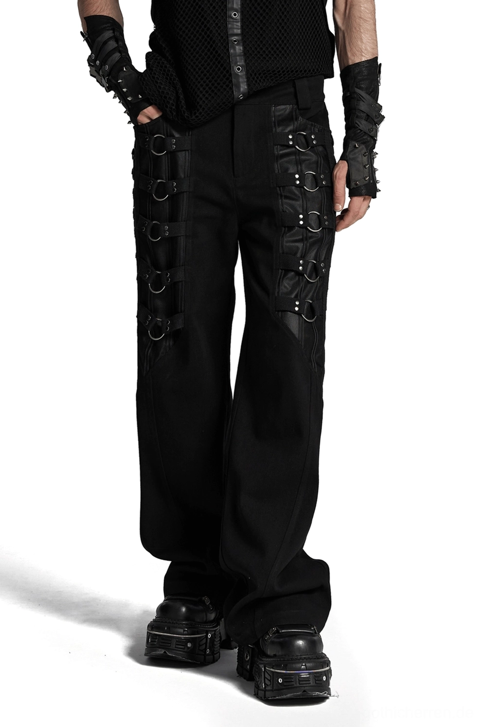 Schwarze gotische Weithose mit Metallringen – Frontansicht mit Modell in Punk-Fingerhandschuhen und Plateau-Stiefeln zur vollständigen Darkwear-Styling-Demonstration