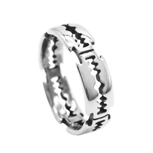 Gotischer Sägezahn-Klinge Ring mit poliertem Silberfinish - schräge Seitenansicht zur Demonstration der scharfen Winkelgeometrie und Industrial-Punk-Design