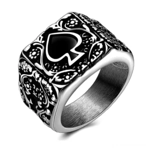 Gotischer Spade Siegelring für Herren, Edelstahl mit silberfarbenem Finish, herzförmiges Spade-Emblem mit schwarzer Emaille-Einlage, Draufsicht flache Ansicht zeigt ornamentale Blütengravuren