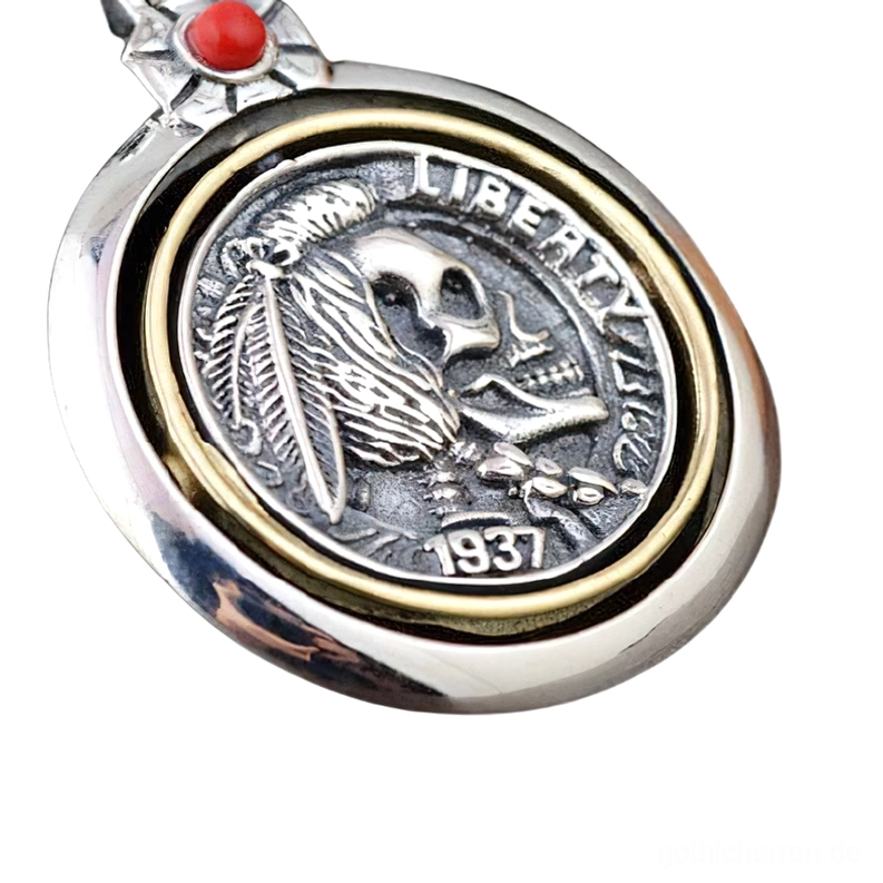 Dreiviertel-Seitenansicht des doppelseitigen Totenkopf-Anhängers aus 925er Sterlingsilber mit poliertem Finish, rotem Halbedelstein-Accent und aufwendiger Gravur für gotische Halskette