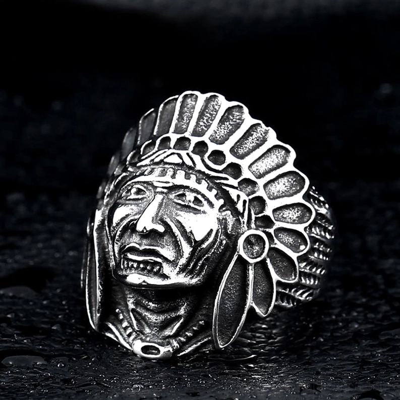 Vollständig versilberter gotischer Totenkopf-Häuptling-Ring mit komplizierter tribal federschnitzerei, dreiviertel-winkelansicht auf dunklem lederstruktur-hintergrund