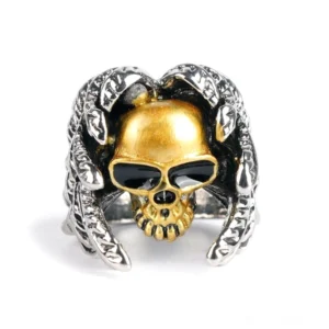 Gotischer Totenschädel Statement Ring Frontalansicht mit vollständigem goldenem Schädel, schwarzen emaillierten Augenhöhlen und detailliertem gefiederten Flügeldesign - Meisterwerk der Gothic Schmuckkunst