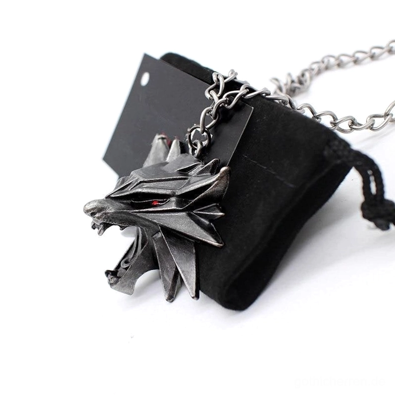 Gothic inspirierter Wolf-Anhänger-Halskette mit roten Augen und Metallkette, gezeigt mit schwarzem Sammtbeutel für gotischen Schmuck