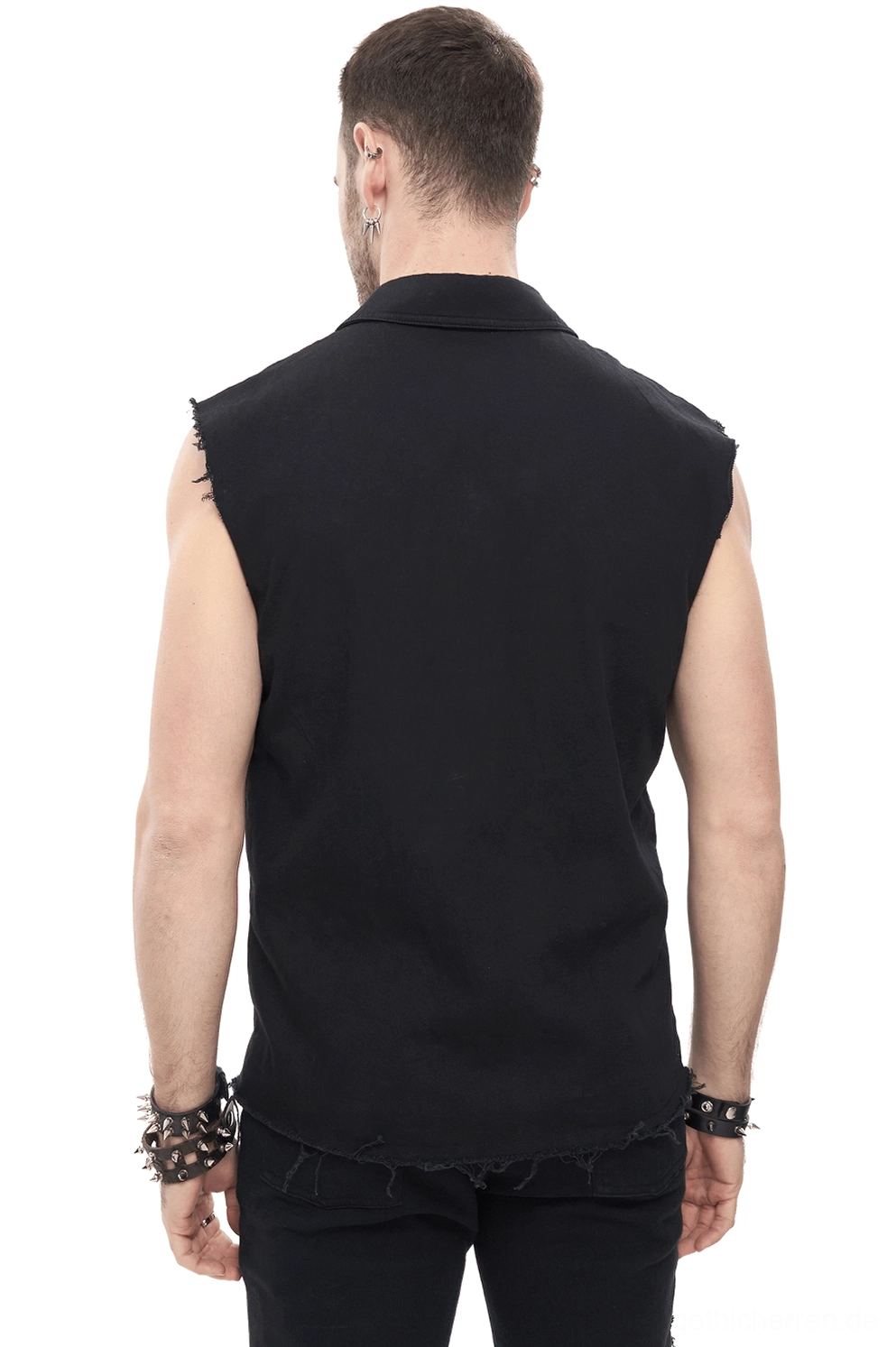 Gotisches Punk-Muskelshirt Rückansicht zeigt durchgehend schwarzen Rücken und ausgefranste Saumlinie auf männlichem Model in Studio-Setting