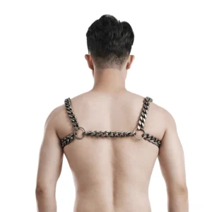 Rückansicht des gotischen Silber-Kettengeschirrs mit hinterer Kettenkonstruktion, O-Ring-Verbindungen und Schultergurt-Anschlüsse auf männlichem Model – alternative Leder-Harness Rückseite