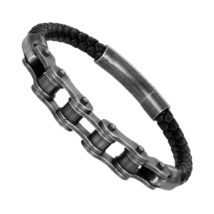 Herren-Gotisches Biker-Kettenarmband aus Leder, Seitenansicht mit Fokus auf geflochtene Lederstruktur und Motorradketten-Edelstahl-Detail, vintage dunkelheit Ästhetik