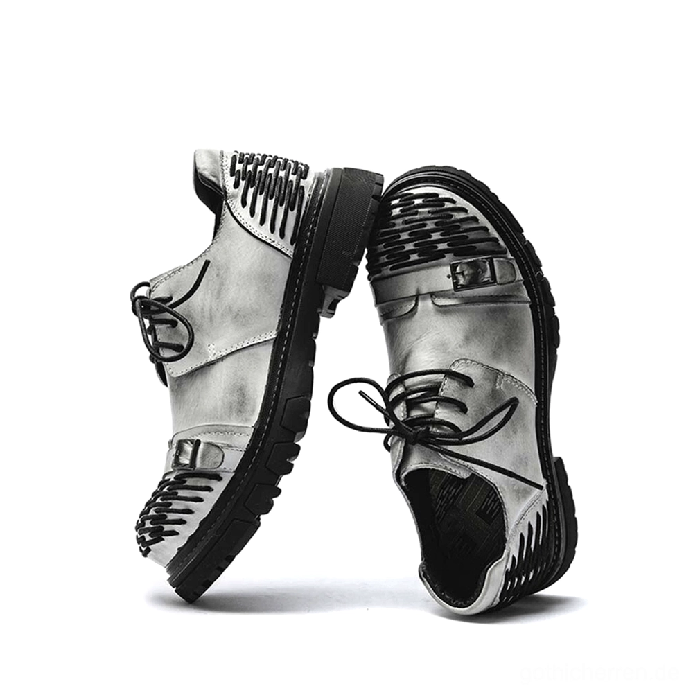 Grau distressed Rindsleder Gothic Plateau Schnürstiefel Seitenansicht mit Metallschnalle und gewebter Zehenkappe