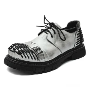 Grau-distressed Rindsleder Gothic Plateau Arbeitsstiefel mit industriellem Design und Metallschnallen-Lace-up Schnürung Front-Winkelansicht