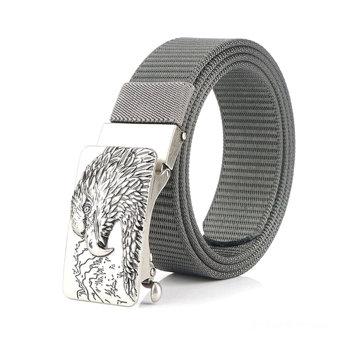Grauer Gothic Canvas Military Gürtel mit silberfarbener Adler-Schnalle Dreiviertelsicht betont neutrale Gothic-Ästhetik