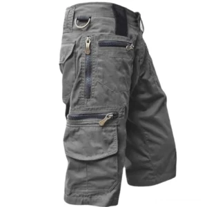 Dunkelgraue wadenlange militärische Cargo-Shorts mit D-Ring-Taillendetail und taktischen Taschen, linke Seitenprofilansicht – gothische Shorts mit robustem Metall-Hardware