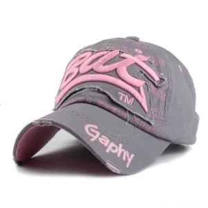 Graue Gothic Kappe mit rosa 3D BUT Dimensional-Stickerei und aufgerauter Schirm-Kante, drei-viertel Ansicht mit Gaphy-Markenzeichen