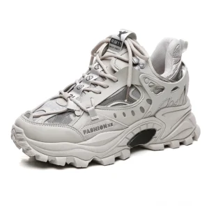 Hellgraue Gothic Turnschuhe mit atmungsaktiven Mesh-Panels und Schnürverschluss, Vorderansicht präsentiert die moderne Goth-Aesthetic mit Belüftungsöffnungen und dicker Laufsohle