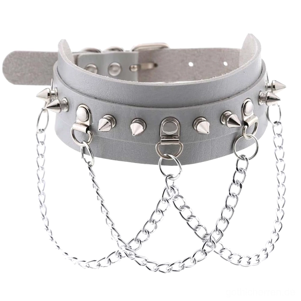 Grauer veganer Leder Spike Choker mit silberfarbenen Metallzubehör und Spike-Details, Flat-Lay Ansicht, Alternative Fashion Schmuck