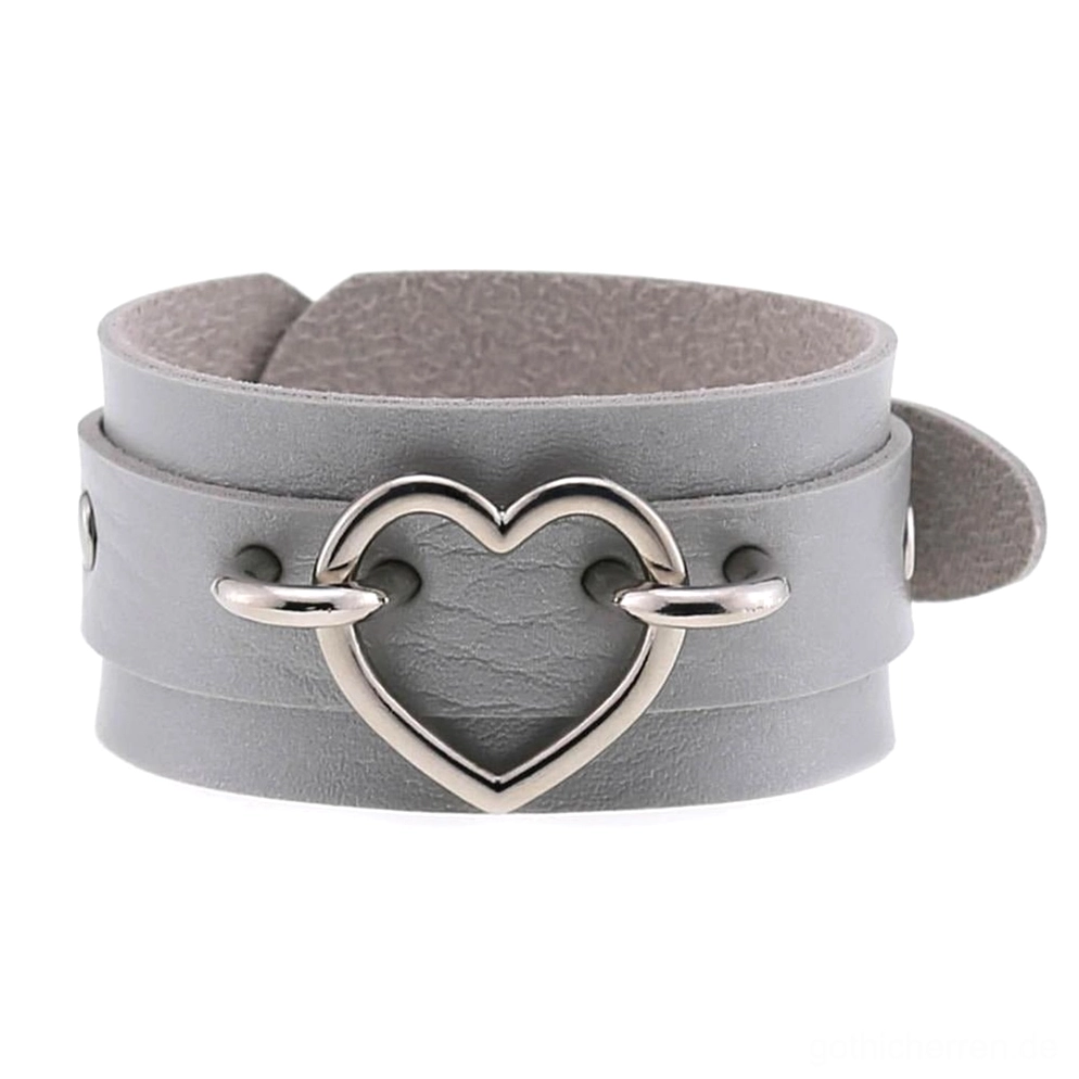 Graues doppellagiges Lederherz-Armband mit silberner Herz-Schnalle, Flachaufnahme, vielseitiger Gothic Schmuck neutraler Farbpalette