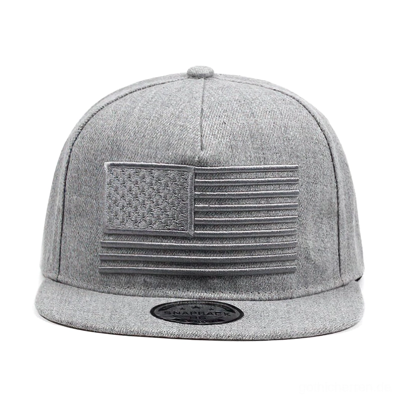 Graue Gothic Snapback Kappe mit subtiler tonaler Flag Streifen Stickerei, Seite Drei-Viertel Ansicht, strukturierter minimalistischer Look, Alternative Stil