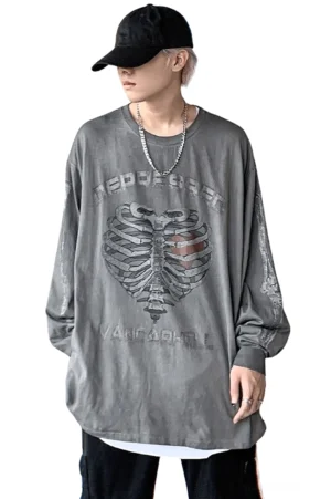 Grauer Skeleton Heart Gothic Pullover am männlichen Model, Vorderansicht zeigt ausgewaschenes Grau, Skeleton-Print-Details und authentischen Vintage-Look der Fabric-Textur