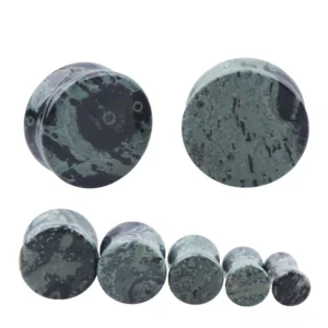 Einzelner großer grüner Aventurin Flesh Tunnel aus nächster Nähe, dunkles Grün mit schwarzen Mineraleinschlüssen und polierter glatter Oberfläche, zylindrisches Design