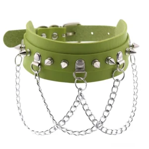 Grüner veganer Leder Spike Choker mit Ketten-Details, mehrlagiges Design mit silbernen Kegel-Spikes und Metallketten-Dekoration, Gothic Schmuck