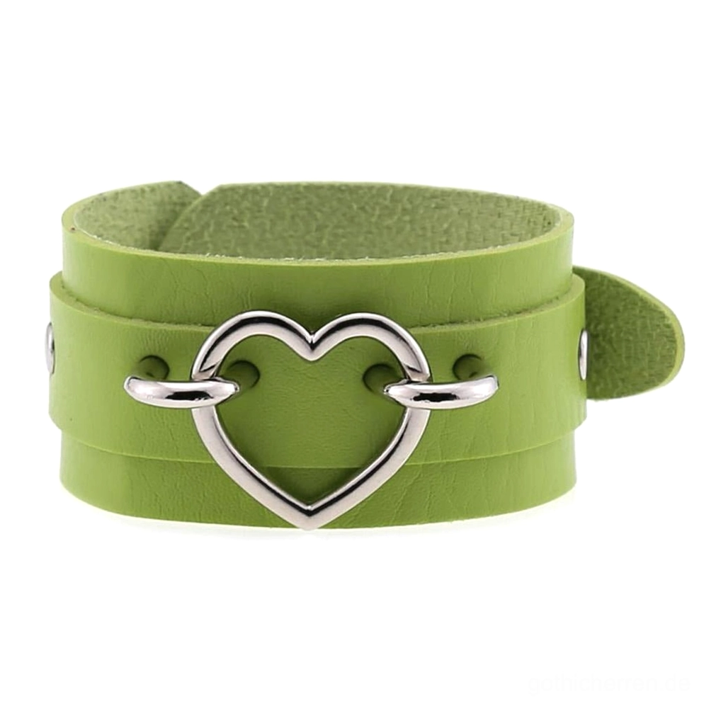 Grünes doppellagiges Lederherz-Armband mit silberner Herz-Verzierung, Flachaufnahme, Alternative Fashion Erdton Accessoire Gothic
