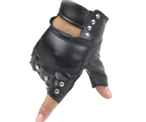 Einzelner schwarzer Punk-Leder-Handschuh auf Mannequin-Hand, offenes Finger-Design mit silbernen Nieten-Akzenten und Handgelenk-Strap architektonisches Detail