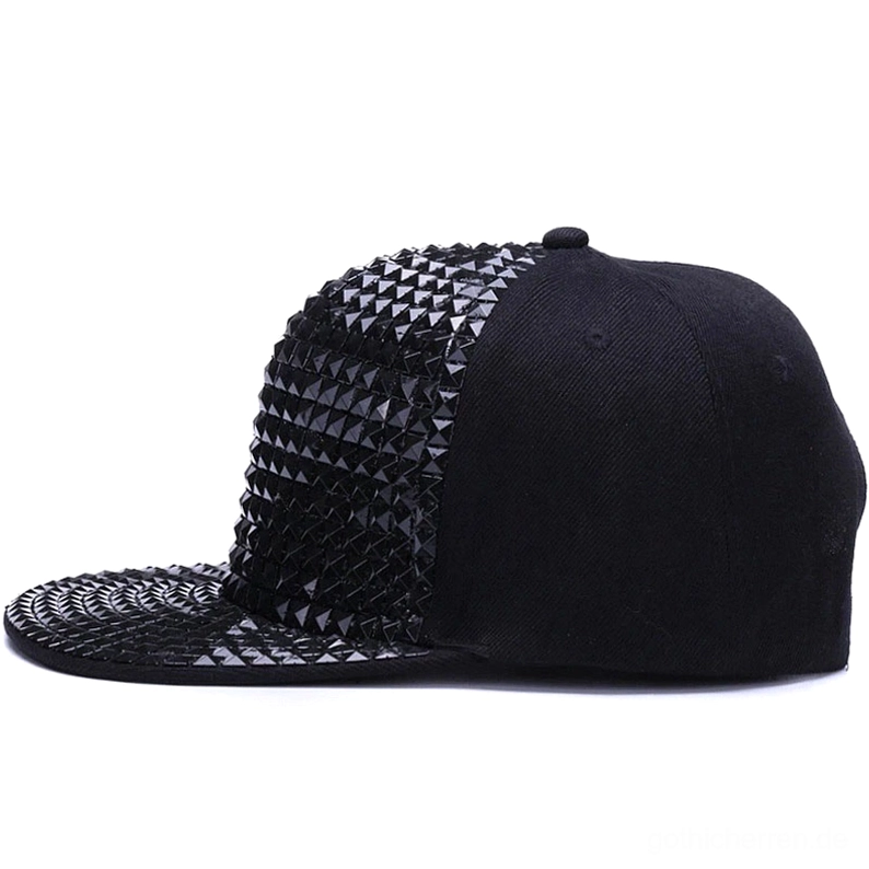 Halb studierte schwarze Pyramid-Stud-Snapback-Kappe mit Nieten nur auf Frontpanel, Seitenansicht, gotische Kappe mit partieller Stud-Dekoration