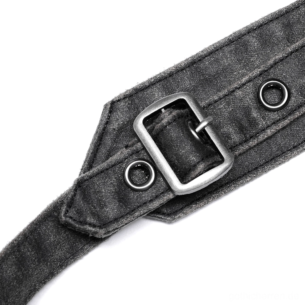 Nahaufnahme des verstellbaren Riemen-Schnallenhardware der post-apokalyptischen Harness-Tasche mit antiksilber Metall und Stoff-Ösen