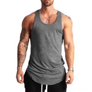 Heather Grau Gothic Herren Tank Top ärmellos, Vorderansicht mit mehrschichtigen Silberketten, vielseitiges dunkles Ästhetik-Sportshirt