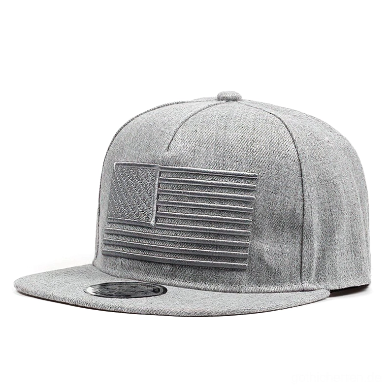 Graumelierte Gothic Snapback Kappe mit abgestimmter tonaler Flag Stickerei, Drei-Viertel Vorderansicht, strukturierte Minimalist Design, Metallmarkenpatch