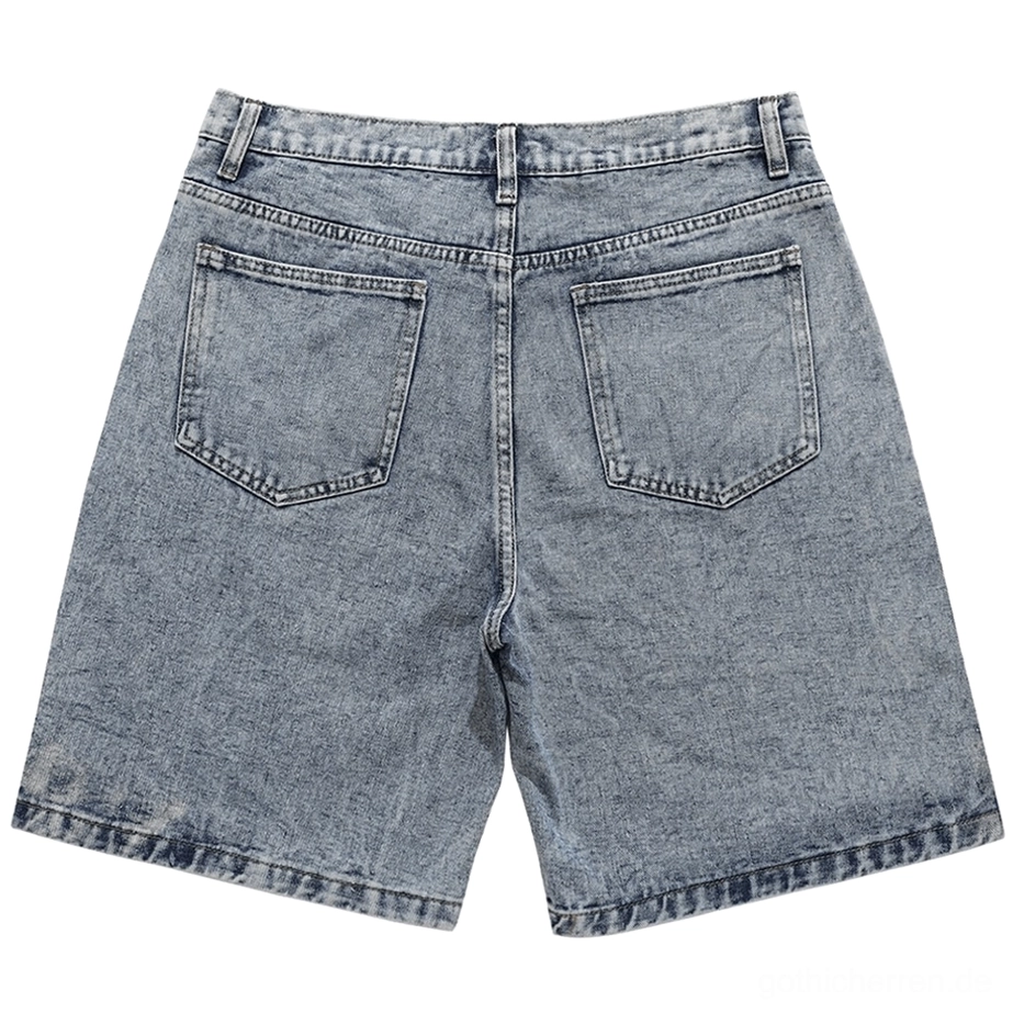 Hellblaue Denim-Shorts Rückansicht mit doppelten Gesäßtaschen und Kontrastnähten, Flat-Lay-Fotografie, gothic alternative Herrenmode