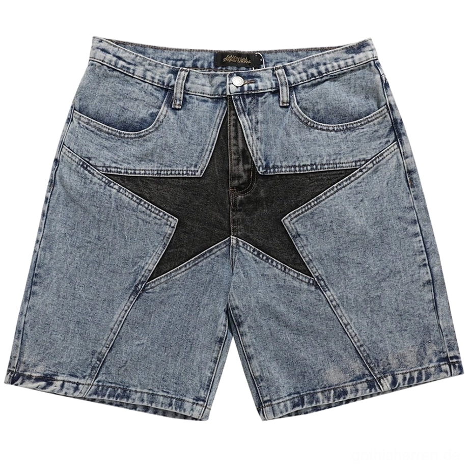 Hellblaue Denim-Shorts mit schwarzem Stern-Patchwork auf Vorder- und Seitenansicht, kompletter Überblick der Alternative-Gothic-Ästhetik, Flat-Lay-Produktfotografie