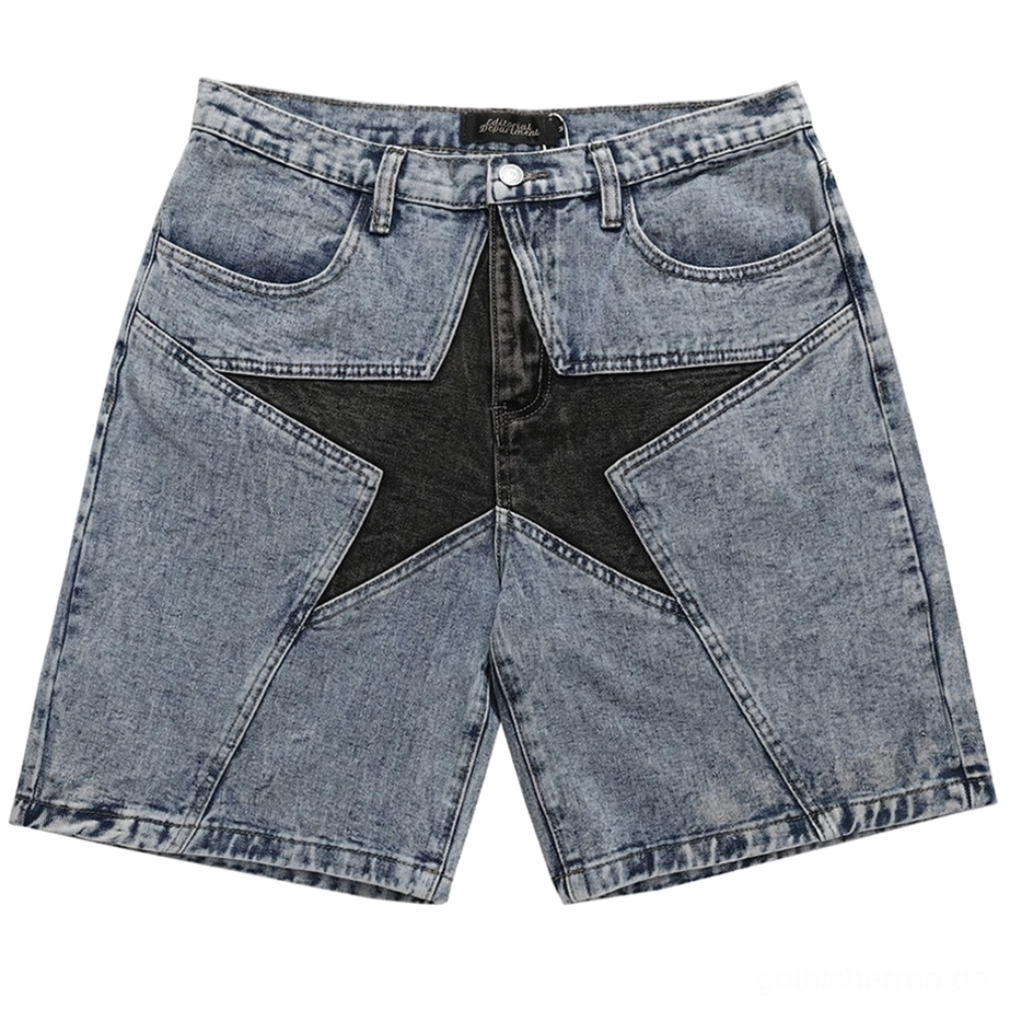 Hellblaue Gothic-Denim-Shorts mit kontrastierenden schwarzen Stern-Patchwork-Panel auf der Vorderseite, Flat-Lay-Ansicht mit Studio-Hintergrund, alternative Herrenmode